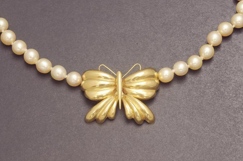 Collar de perlas con cierre mariposa de oro