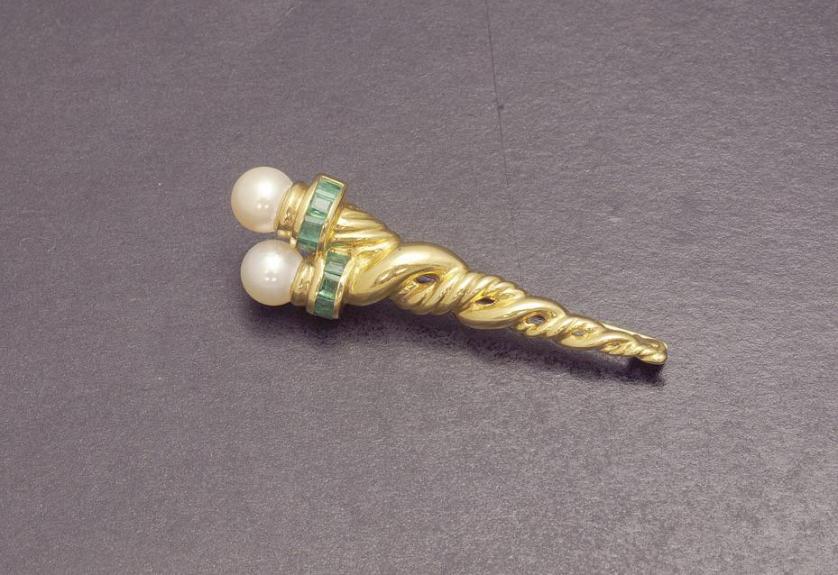 Broche de oro con perlas y esmeraldas