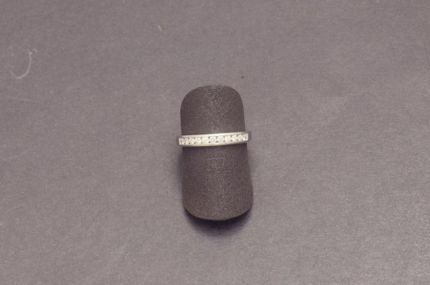 Half engagement ring with diamond