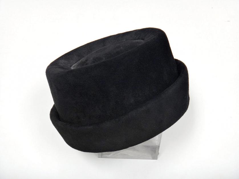 Givenchy. Sombrero de ante negro