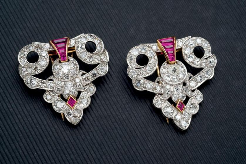 Dos broches de solapa con rubíes y diamantes