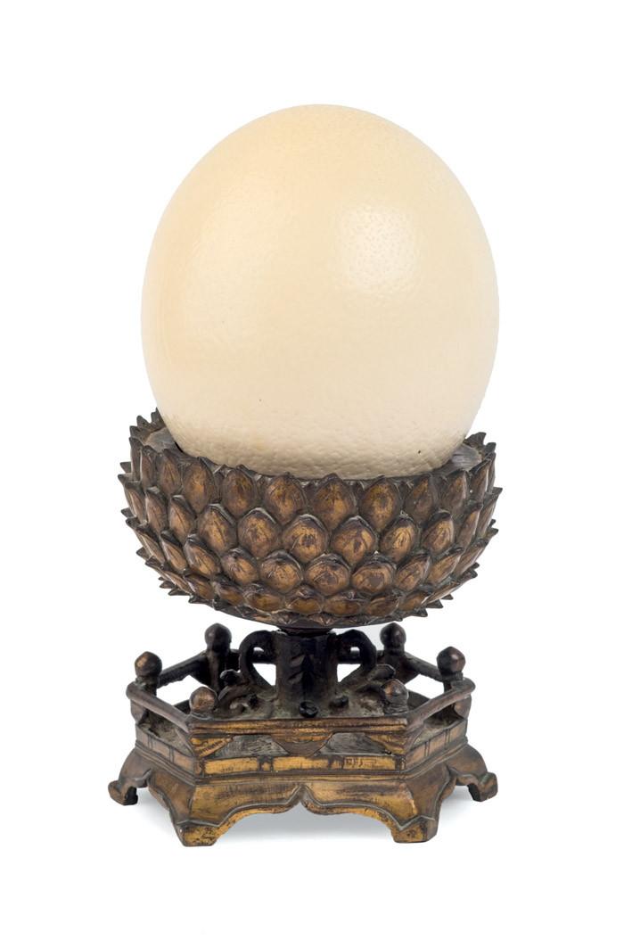 Huevo de avestruz con peana de bronce.