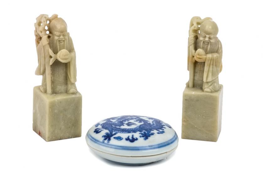 Dos sellos y recipiente para lacre, China, S. XX