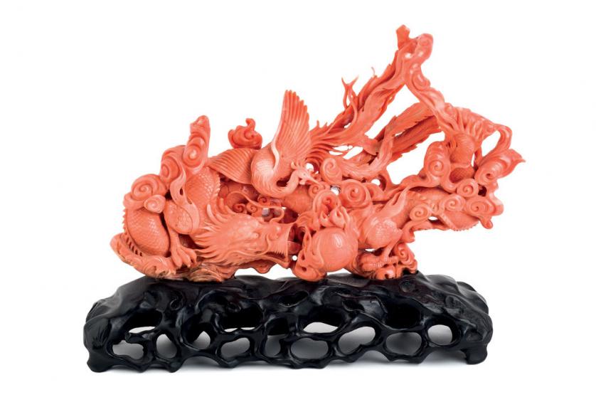 Figura de dragón oriental de coral