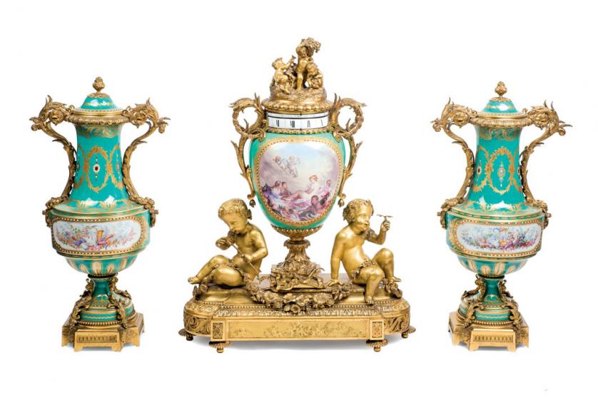 Guarnición francesa en bronce dorado y porcelana