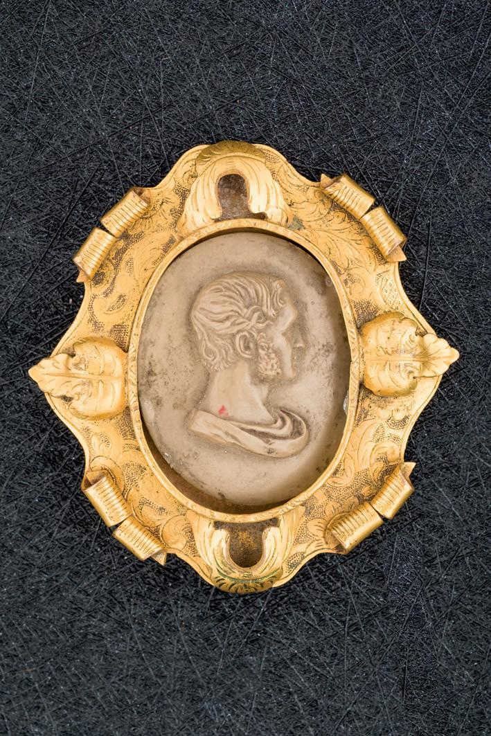 Broche de metal dorado con camafeo, XIX