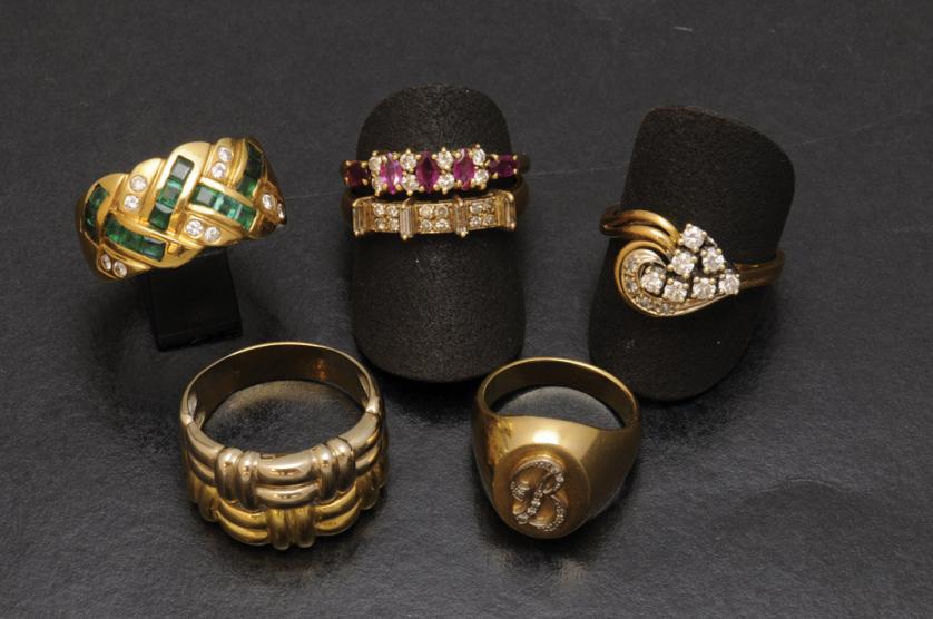 Six gold rings with precious stones