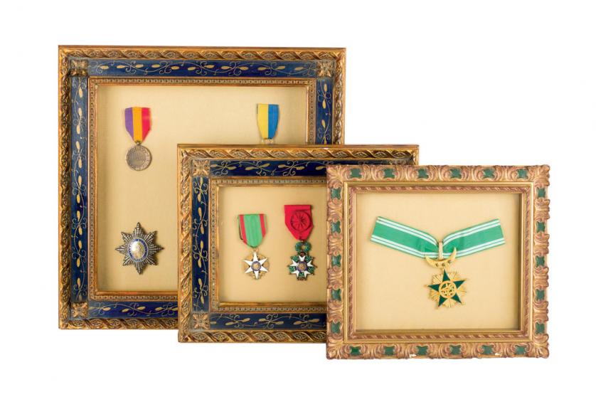 Condecoraciones y medallas enmarcadas