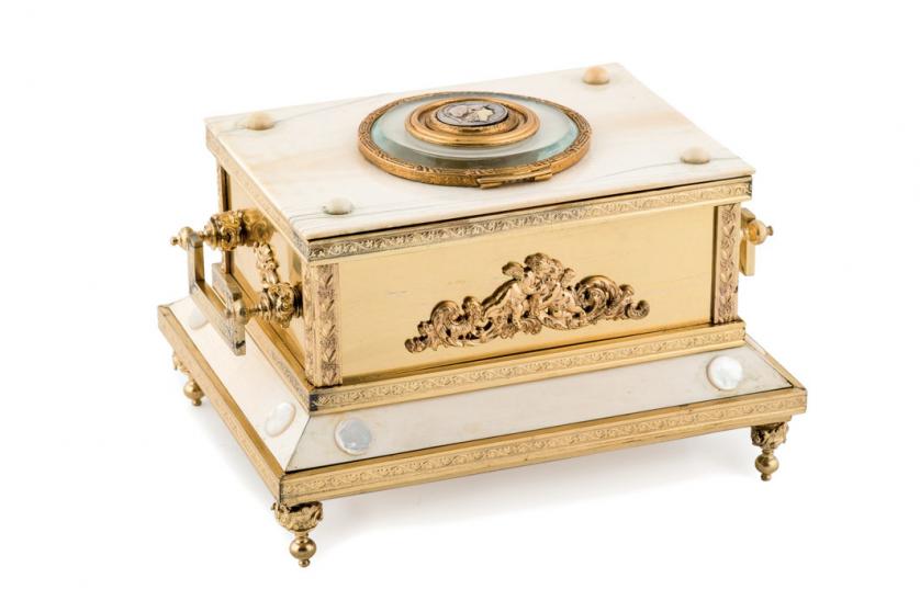 Caja joyero de bronce, marfil y nácar. S. XIX
