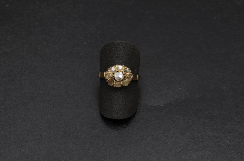 Sortija de oro con rosetón de diamantes, S.XIX