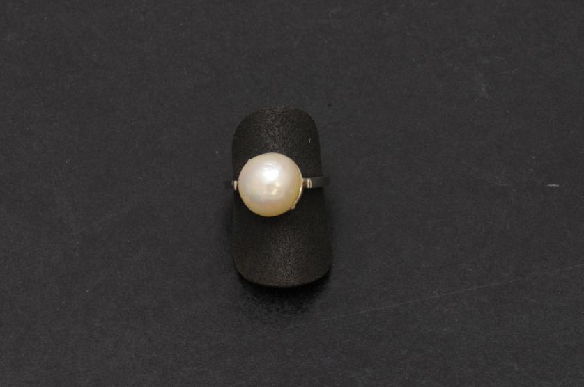 Sortija de oro con perla de 11,70 mm. de diámetro