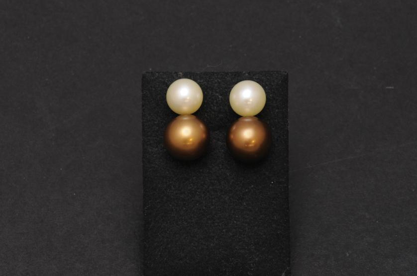 Pendientes de oro con perlas chocolate y japonesa