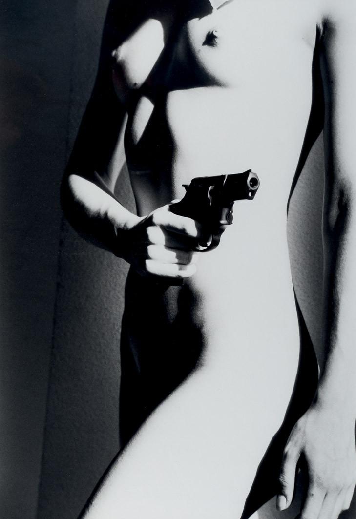 César Saldívar. Desnudo femenino con pistola