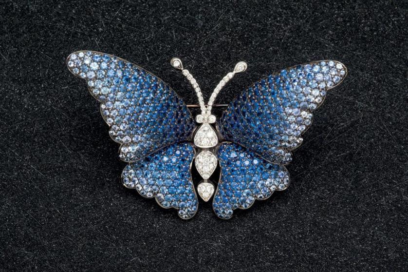 Broche mariposa de zafiros azules y diamantes