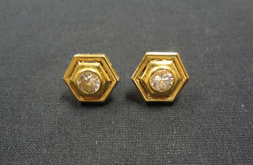 Pendientes de oro hexagonales con diamantes
