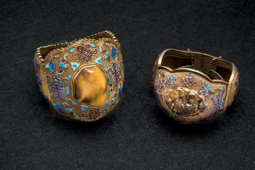 Dos pulseras chinas de plata dorada con esmalte