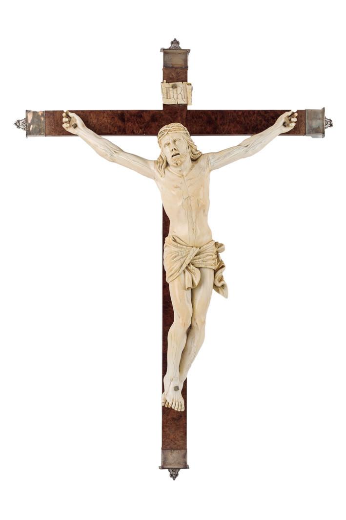 Crucifijo con Cristo en marfil. S.XIX