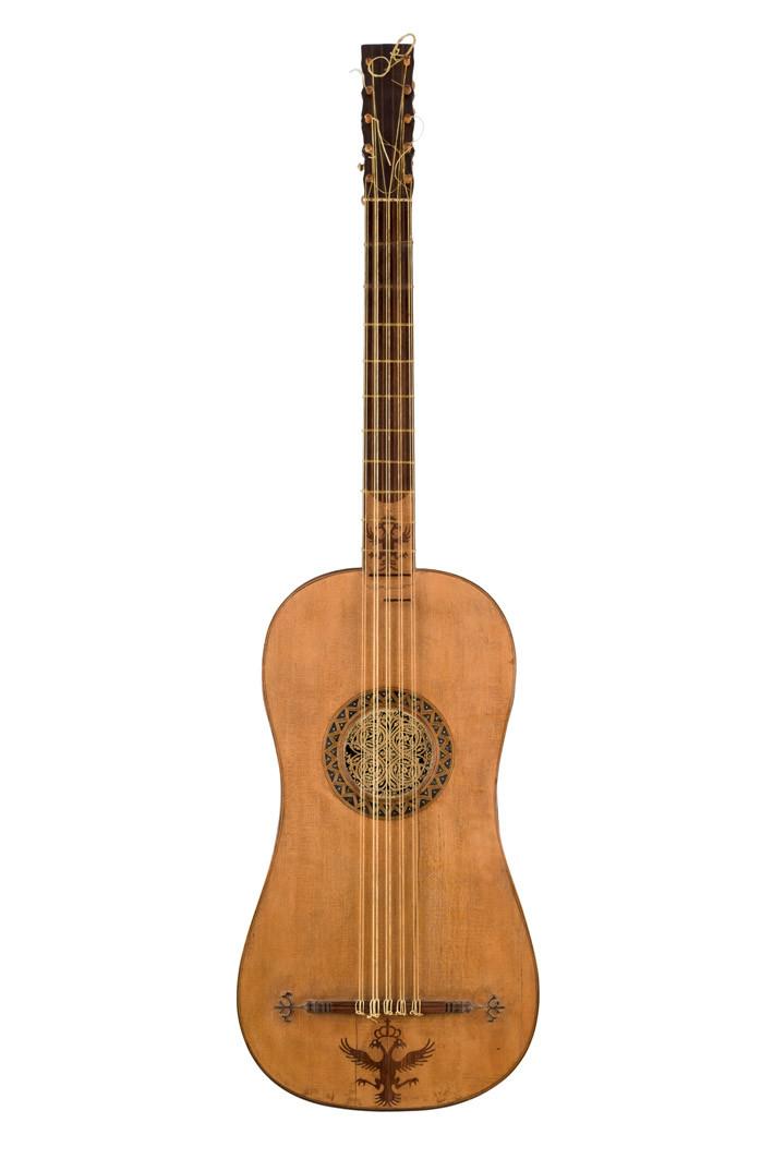Guitarra barroca de cinco órdenes circa 1660