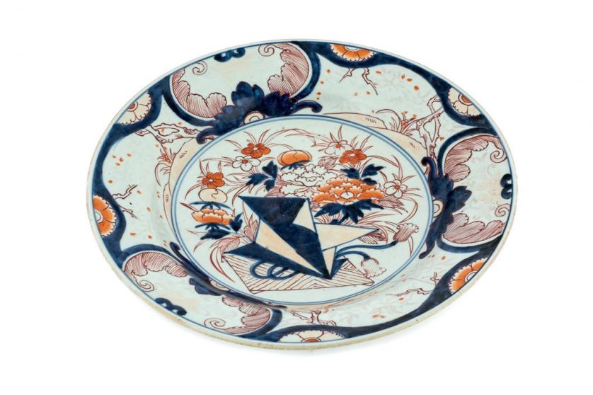 Plato decorativo de porcelana Imari. Japón S. XIX