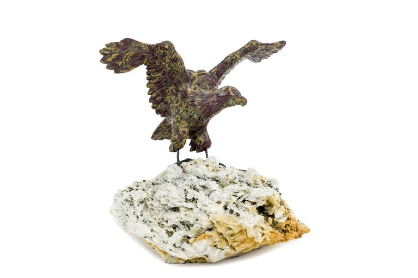 Águila de jaspe sobre base mineral