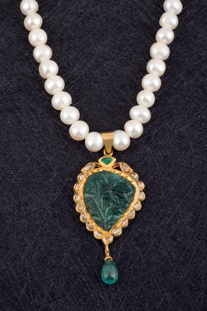 Collar indio de perlas, esmeraldas y diamantes