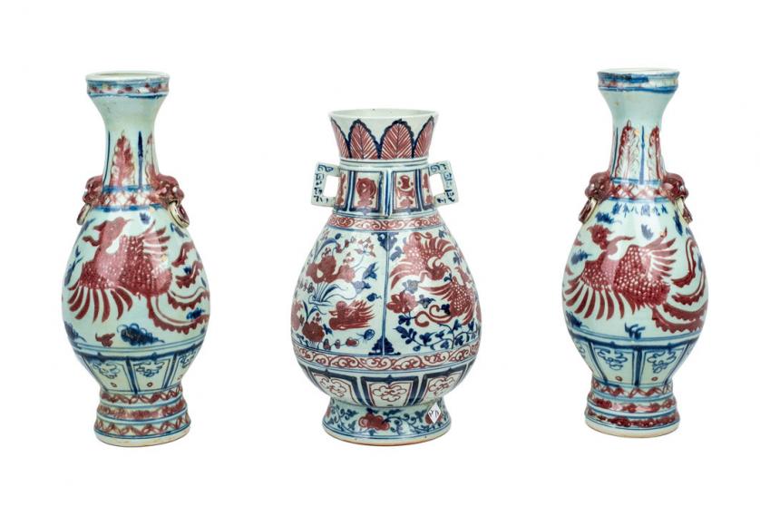 Guarnición de tres jarrones en porcelana china
