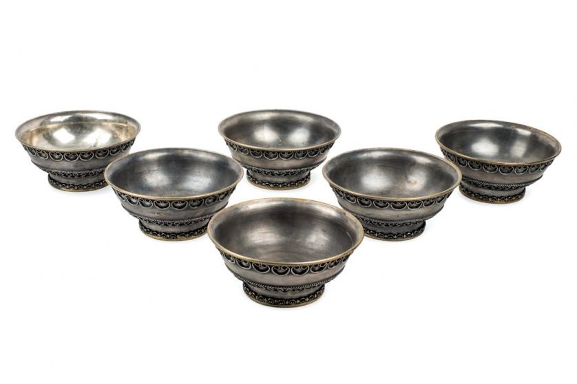 Seis bowls en metal plateado