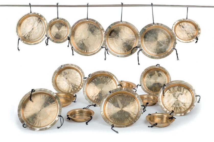 Juego de 37 gongs "kempul" de bronce