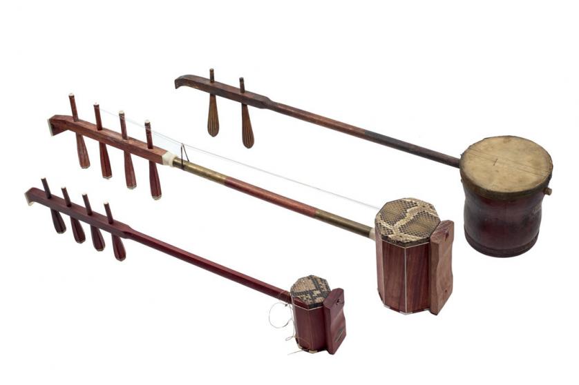 Tres instrumentos musicales de arco