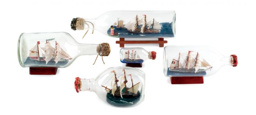Cinco barcos en botellas de cristal