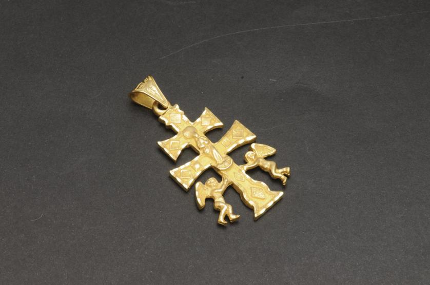 Colgante cruz de Caravaca en oro