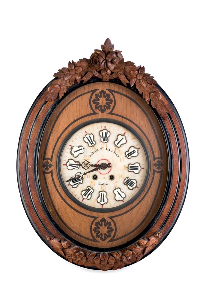 Reloj de ojo de buey en madera