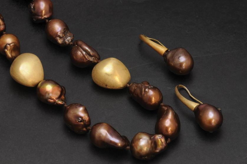 Necklace and earrings in gold with brown pearls