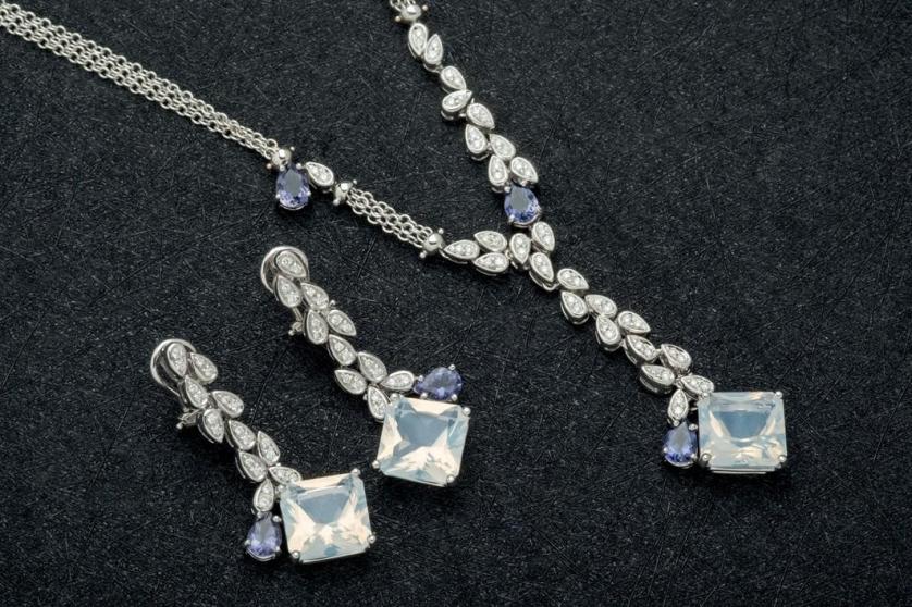 Necklace and earrings tanzanite and diamonds