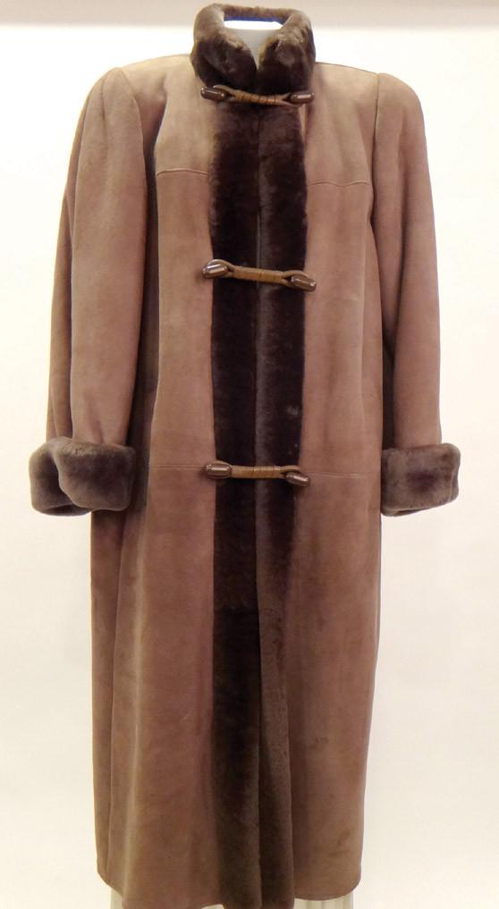 Christian Dior. Abrigo marrón de piel vuelta