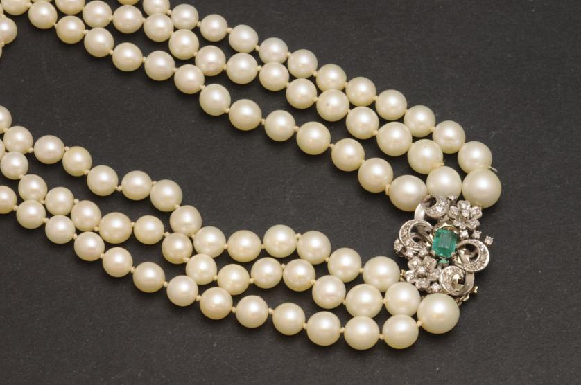 Cultivated pearl necklace with gold brooch