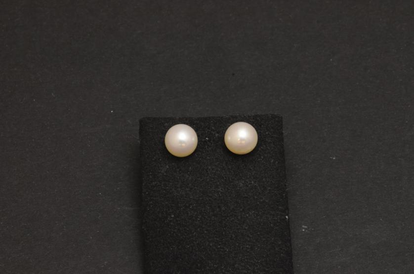 Cultivated pearl gold earrings