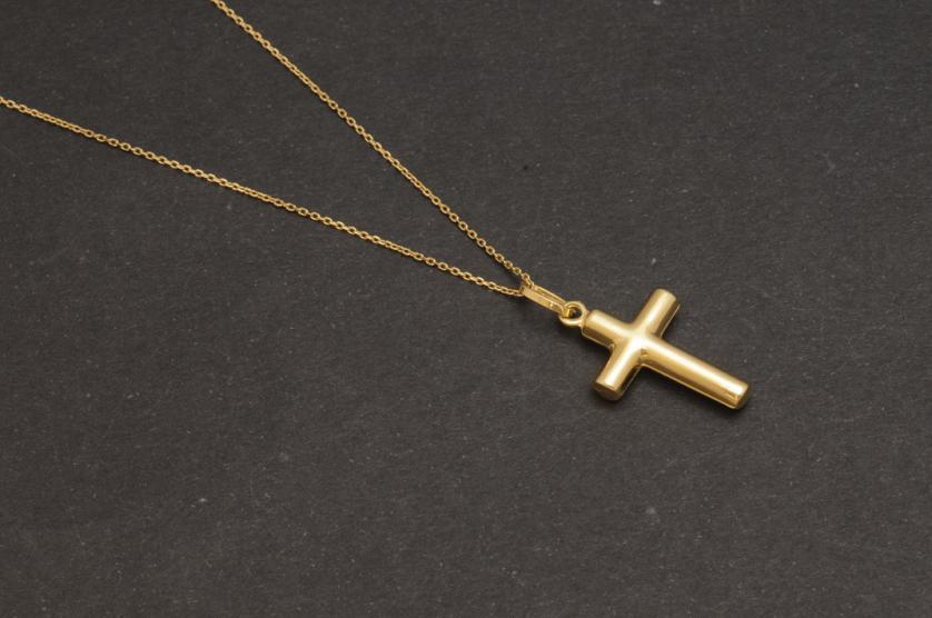Colgante de oro en forma de cruz. Con cadena