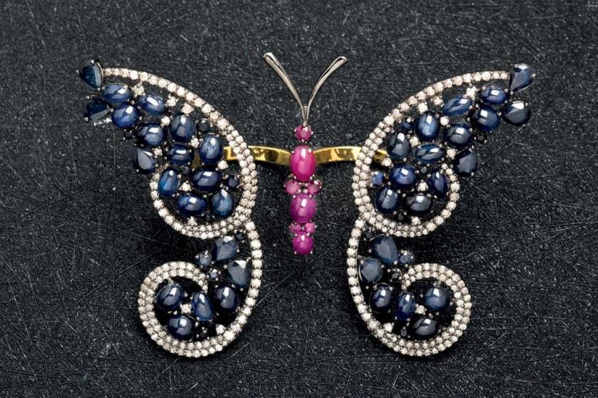 Sortija mariposa con zafiros, rubíes y diamantes