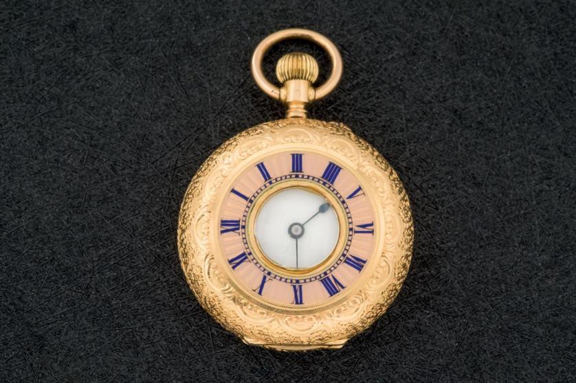 Reloj de viuda de oro con esmaltes