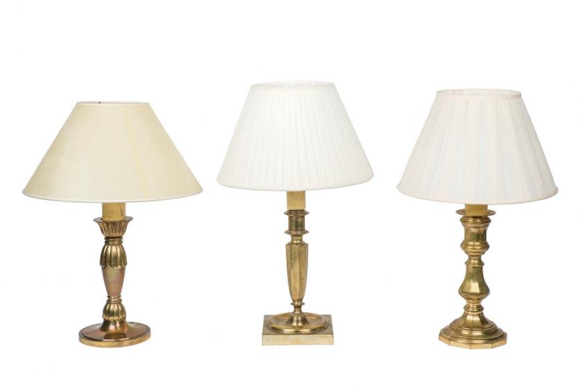 Tres lámparas con pie en bronce dorado
