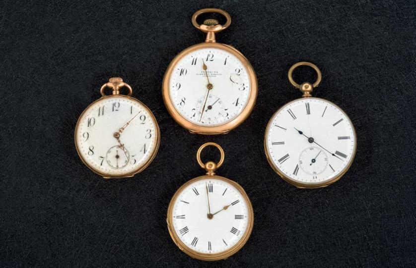 Cuatro relojes de bolsillo de oro