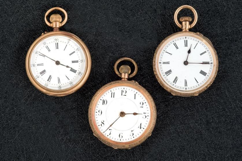 Cinco relojes de bolsillo de oro de diferente ley