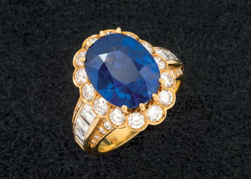 Sortija de oro con zafiro azul y diamantes