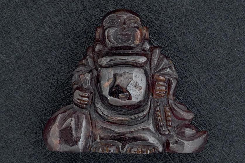 Figura de Buda tallada en granate