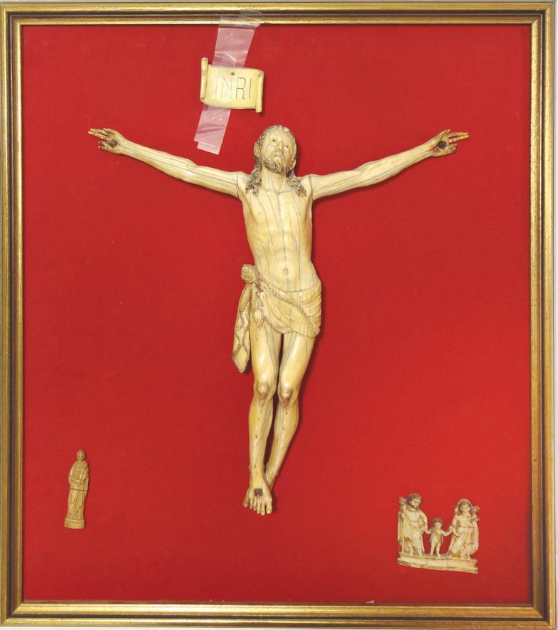 Cristo y dos figuras. Marfil indo-portugués XVIII