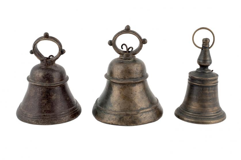Tres campanas en bronce