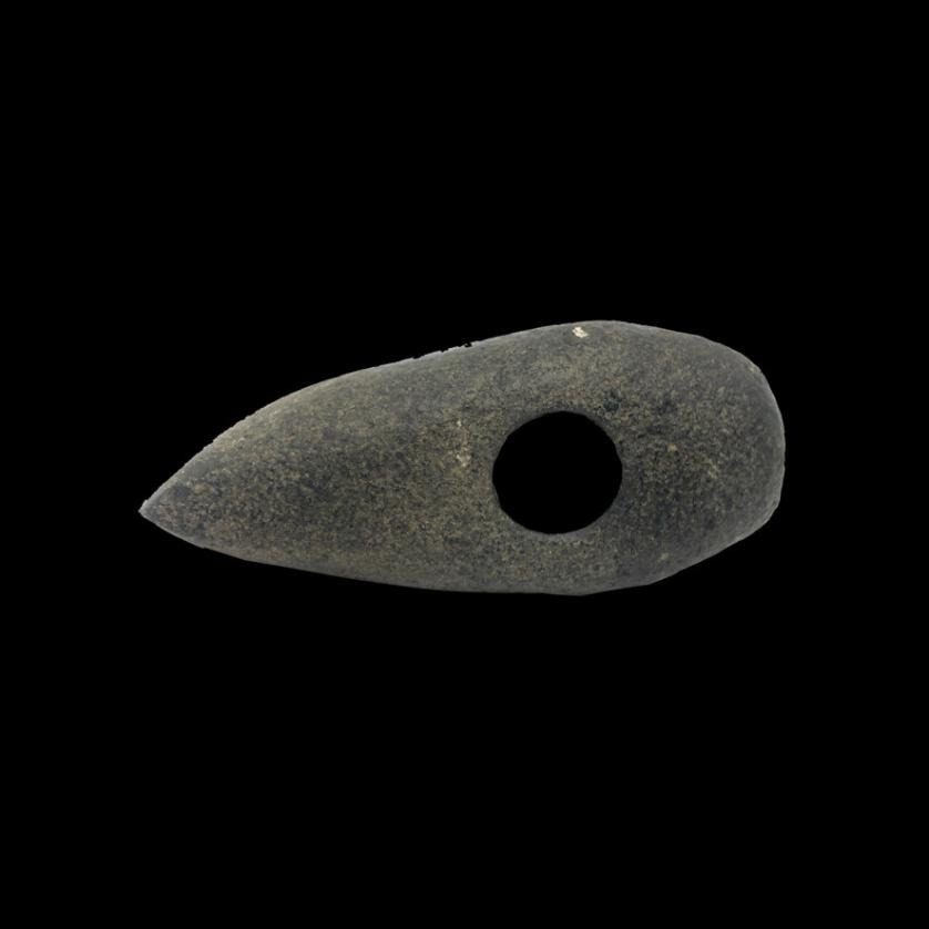 Cabeza de hacha neolítica de piedra. 2400-1800 aC