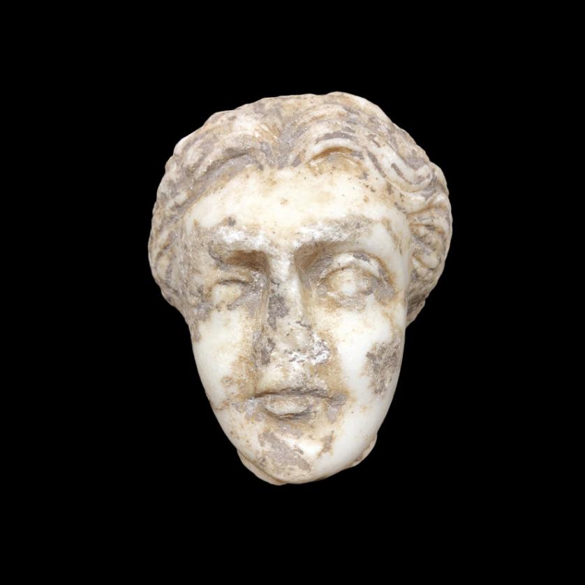 Cabeza femenina romana de mármol, 100-300 d.C