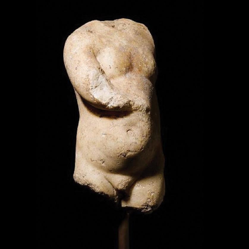 Escultura romana de mármol del torso de un bebé.